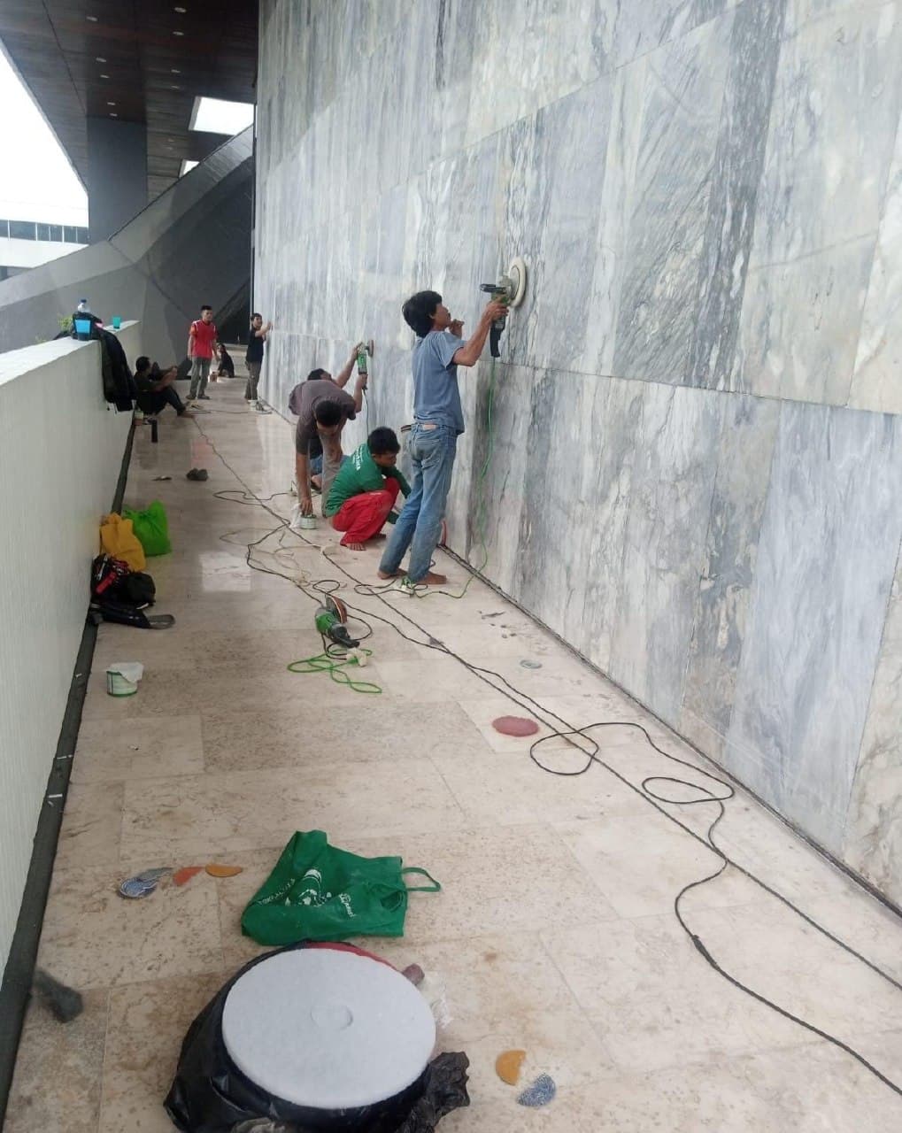 Proses poles lantai di area indoor
